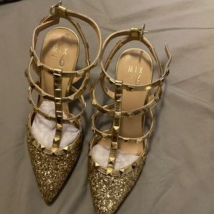 Gold glitter size 9 pump